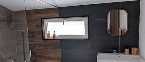 Douche, sĂšche-cheveux, serviettes fournies, savon
