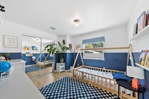 3 slaapkamers, een strijkplank/strijkijzer, wifi, beddengoed