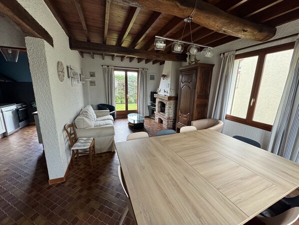 Fernseher, Kamin, Bücher, Computerbildschirme