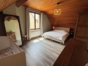 3 slaapkamers, een bureau, reisbedje, gratis wifi