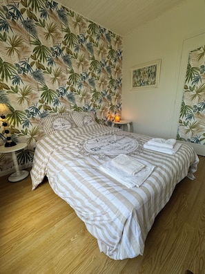 3 bedrooms, desk, travel cot, free WiFi