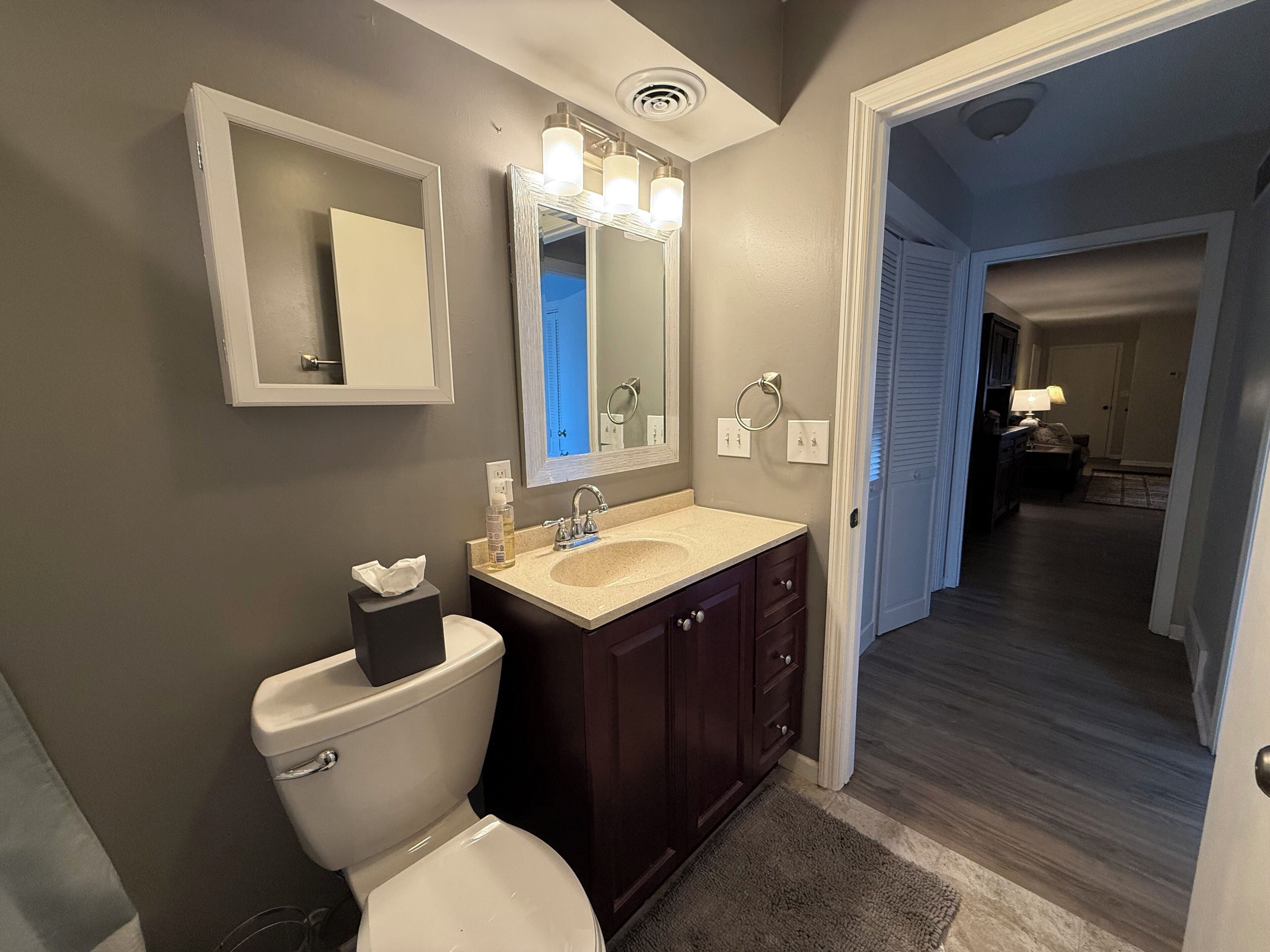 Haartrockner, Handtücher, Shampoo, Toilettenpapier