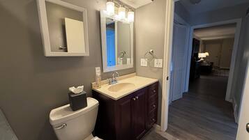 Haartrockner, Handtücher, Shampoo, Toilettenpapier