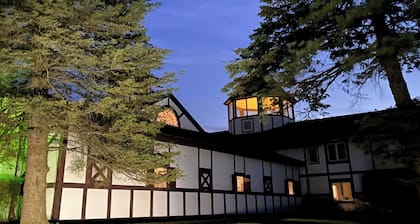 Horse lovers paradise with 2 bedrooms and WiFi, AC in Lake Geneva