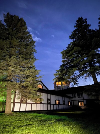 Horse lovers paradise with 2 bedrooms and WiFi, AC in Lake Geneva