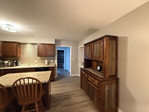 Microwave, oven, stovetop, dishwasher - Horse lovers paradise with 2 bedrooms and WiFi, AC in Lake Geneva (Lake Geneva)