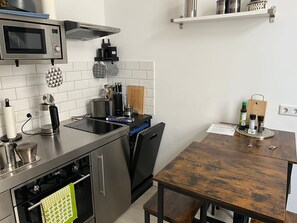 Kühlschrank, Mikrowelle, Ofen, Herdplatte