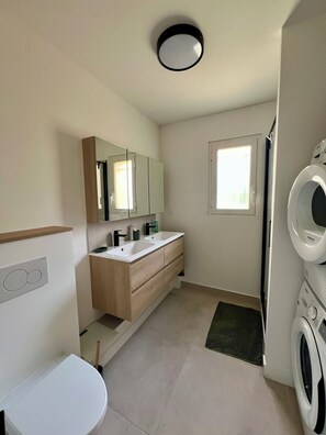 Shower, hair dryer, towels