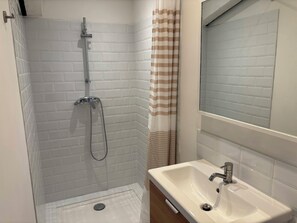 Shower, hair dryer, towels, toilet paper - Lovely Luberon village house, very comfortable, fully renovated (Rustrel)