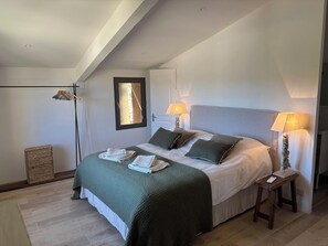 2 bedrooms, iron/ironing board, WiFi, bed sheets - Lovely Luberon village house, very comfortable, fully renovated (Rustrel)