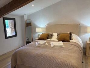 2 slaapkamers, een strijkplank/strijkijzer, wifi, beddengoed