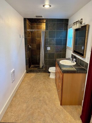 Dusche, Haartrockner, Handtücher, Toilettenpapier
