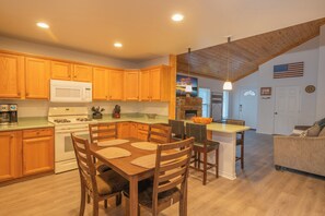 House, Patio, Mountain View | Private kitchen | Electric kettle - Brown Bear Lodge (Sugarloaf)
