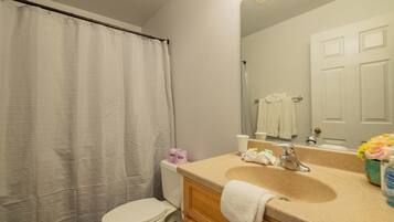 Ferienhaus, Terrasse, Bergblick | Badezimmer