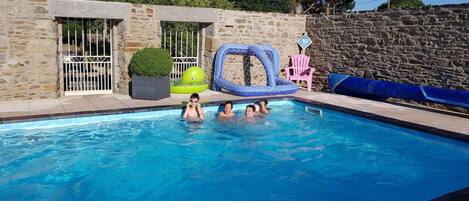 حمّام سباحة مُدفَّأ