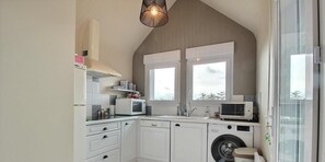 Kylskåp, mikrovågsugn, ugn och spishäll
