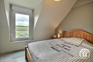 1 habitación, tabla de planchar con plancha y ropa de cama
