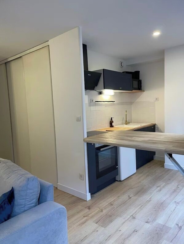 Micro-ondes, four, plaque de cuisson