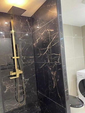 Sèche-cheveux, serviettes fournies, savon, papier toilette