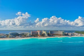 Sun loungers, beach towels - 2BR Villa w/ Pool & Tennis | Gated Community | Near Beach | Family Friendly (Cancún)