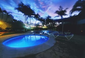 Outdoor pool - 2BR Villa w/ Pool & Tennis | Gated Community | Near Beach | Family Friendly (Cancún)