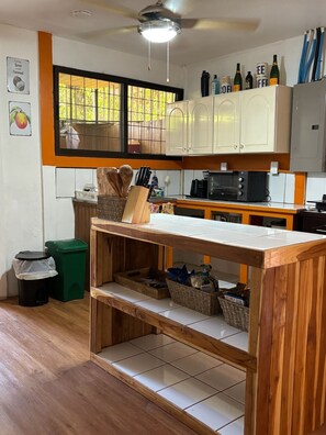 Kühlschrank, Herdplatte, Wasserkocher mit Kaffee-/Teezubehör