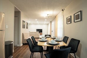 Dining - Cozy 3BR Home – Family-Friendly, Near Schaumburg (Streamwood)