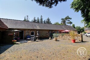 Exterior - Take advantage of the on-site spa, infrared sauna and tennis court shared with the adjoining gîte. (LANNEBERT)