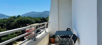 2-Bedroom Cabin Apartment - Balcony - Near Beach
