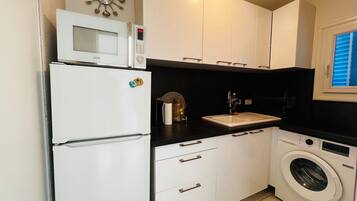 Fridge, microwave, stovetop, coffee/tea maker