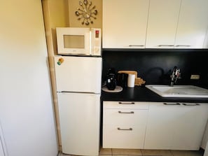 Kühlschrank, Mikrowelle, Herdplatte, Toaster