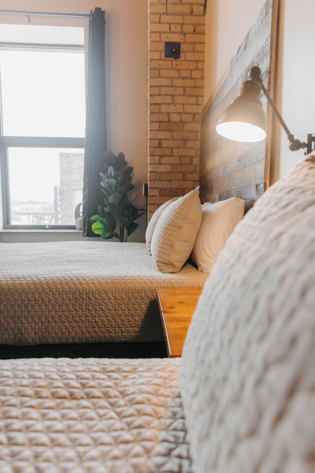 2 habitaciones, tabla de planchar con plancha y cuna de viaje 