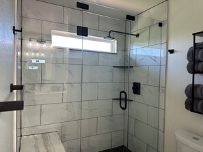 Shower, jetted tub, hair dryer, towels - Casa Loma @ stockyards (Fort Worth)
