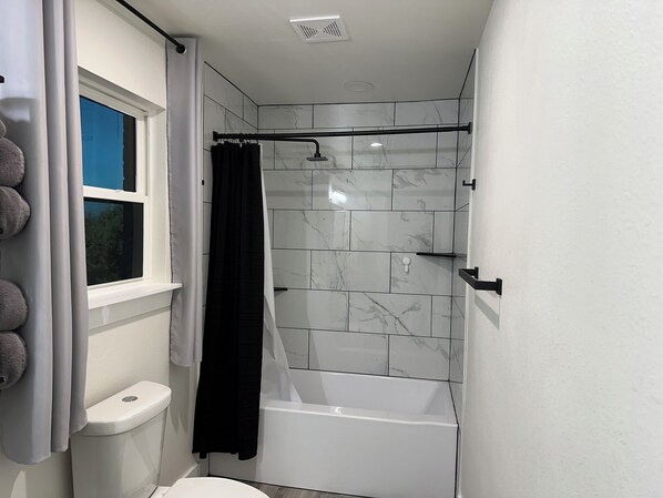 Dusche, Whirlpool, Haartrockner, Handtücher