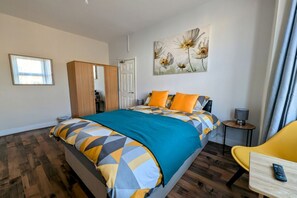 1 habitación, tabla de planchar con plancha, wifi y ropa de cama