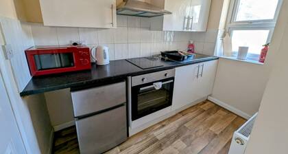 Spacious Studio with Private Kitchen and Bathroom Close to Heathrow Airport