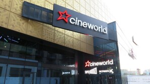 Un cinéma Cineworld doté d’une façade moderne, d’une grande entrée vitrée et d’une signalétique indiquant la présence de plusieurs salles.