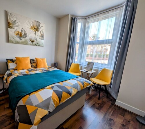 Spacious Studio with Private Kitchen and Bathroom Close to Heathrow Airport