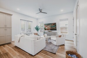 スマートテレビ、暖炉、卓球台、書庫