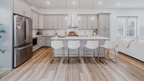 Coffee/tea maker, fridge, microwave, oven - New! Alora: Gorgeous 4BR Beach Getaway w Game Room + Spa + Firepit (Santa rosa beach)