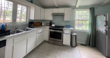 Bayside beach bungalow. Charming 3-bedroom cottage in Wellfleet with WiFi, AC