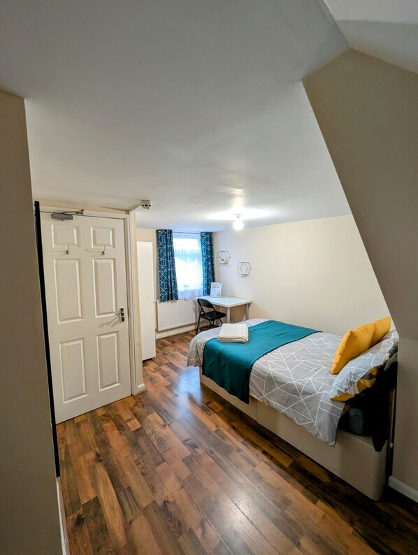 1 habitación, tabla de planchar con plancha, wifi y ropa de cama