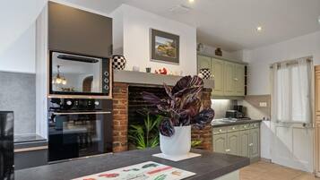 Een koelkast, een magnetron, een oven, een kookplaat