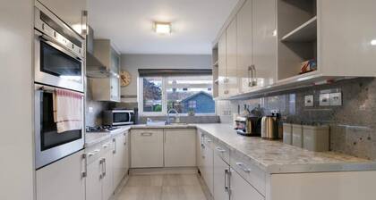 Maidenhead 4Bed, 2BA w/Parking