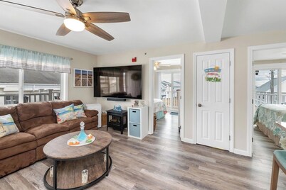 2BD Island Section Gem • Pet Friendly • Walk to Sand • Weekly Discount