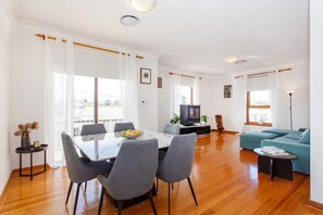 Dining - Sandcastle Loft - The Ultimate Fremantle Escape (Fremantle)