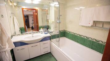 Deluxe Apartment, Sea View | Bathroom | Slippers