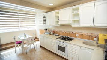 Deluxe Apartment, Sea View | Private kitchen