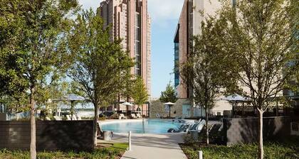 Stylish, centrally-located condo in Uptown/West Village with high-end amenities!