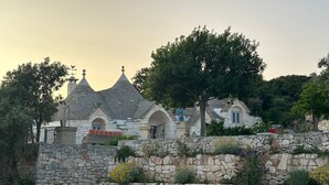 A stone building with multiple arched windows and a steep stone wall with steps leading up to it. - 15' to Monopoli, 10' to Capitolo Sea, 10/20' to all places in Valle D'Itria (Puglia)
